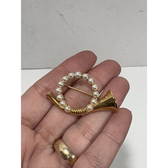 Napier French Horn‎ Faux Pearl Brooch Pin Gold Tone 3D Signed Musical Band - Picture 6 of 6